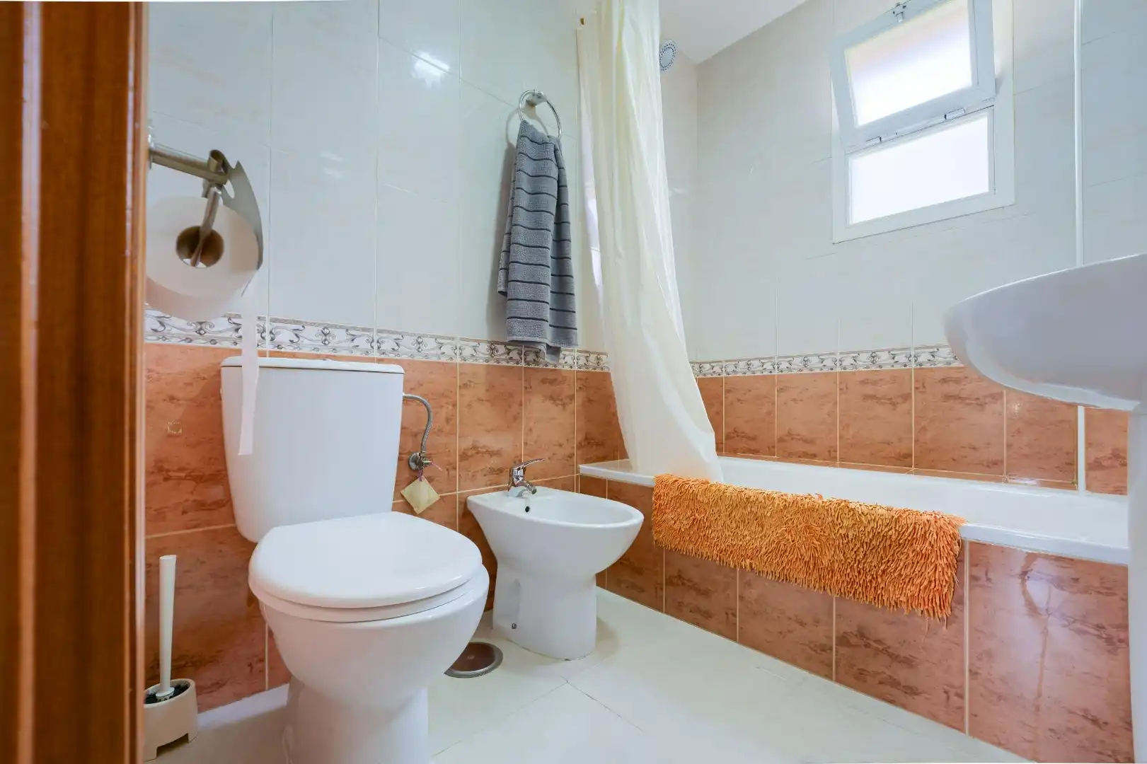 Bathroom of Houses for sale in Bollullos de la Mitación  with Air Conditioner and Community pool