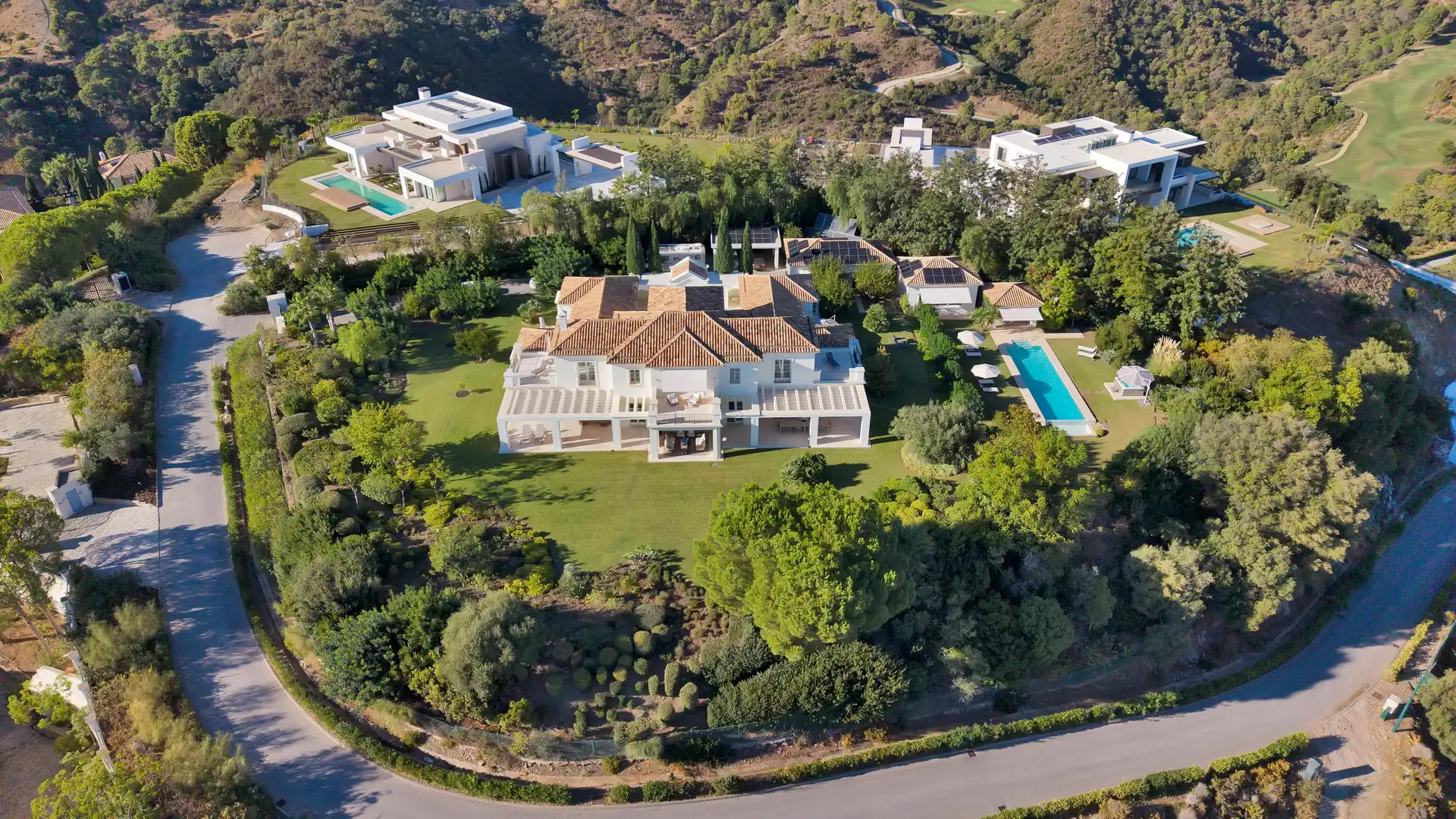 Vista exterior de Casa o xalet de lloguer en Benahavís amb Calefacció, Jardí privat i Terrassa
