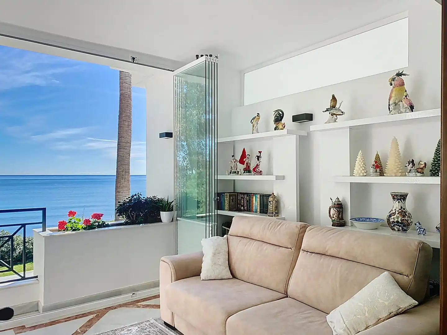 Sala d'estar de Apartament en venda en Estepona amb Aire condicionat, Terrassa i Piscina