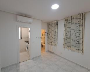 Bedroom of Flat to rent in  Madrid Capital  with Air Conditioner and Heating