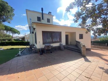 Detached house with balcony for sale in Carrer Roure