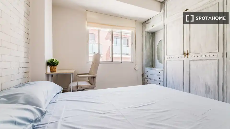 Habitación de Piso de alquiler en Valencia con Aire acondicionado, Calefacción y Amueblado