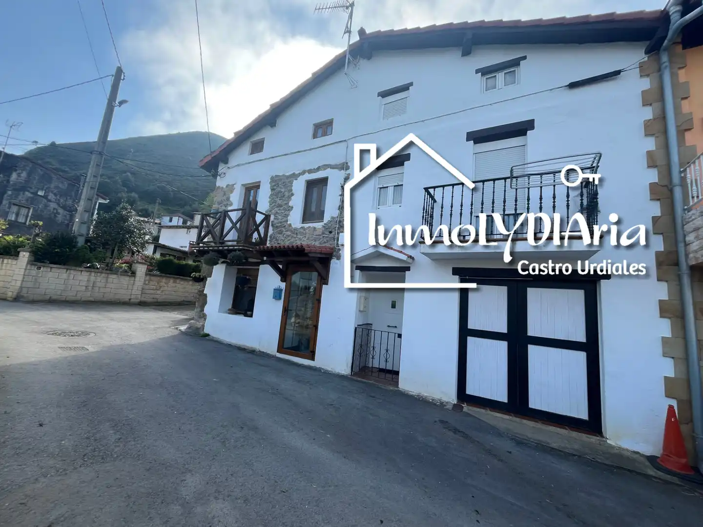 Vista exterior de Casa adosada en venta en Castro-Urdiales con Calefacción, Parquet y Terraza