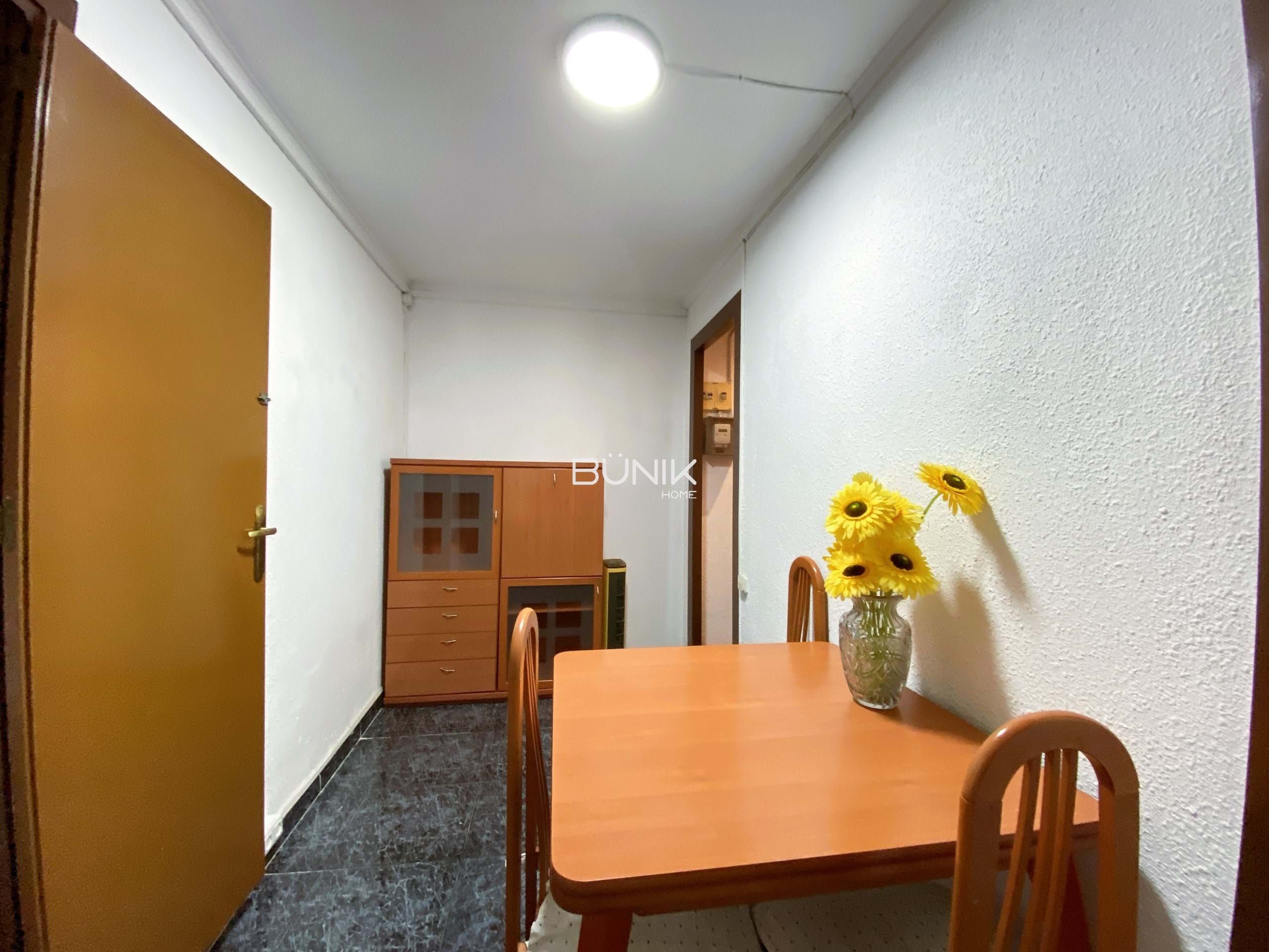 Dormitori de Pis de lloguer en  Barcelona Capital amb Moblat i Balcó