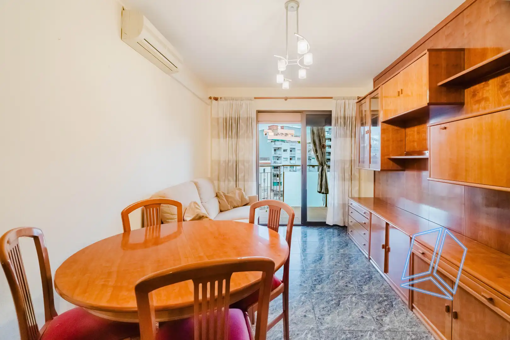 Sala de estar de Piso en venta en L'Hospitalet de Llobregat con Balcón