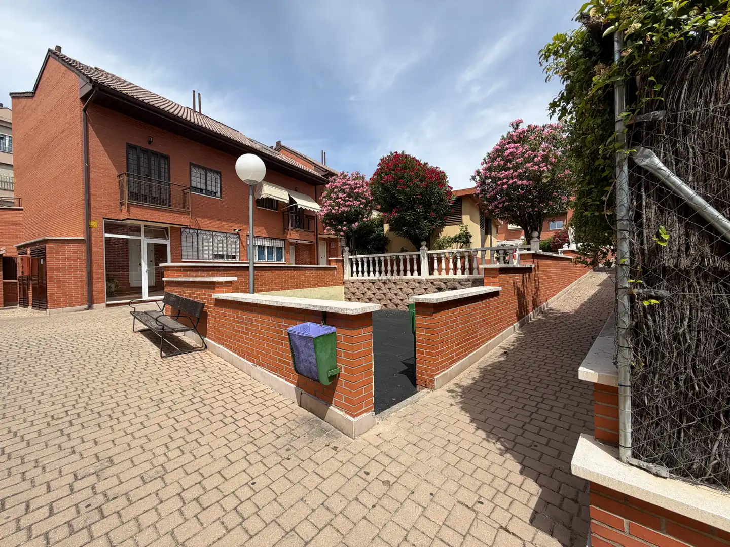 Vista exterior de Casa o xalet en venda en Alcalá de Henares amb Aire condicionat, Calefacció i Jardí privat