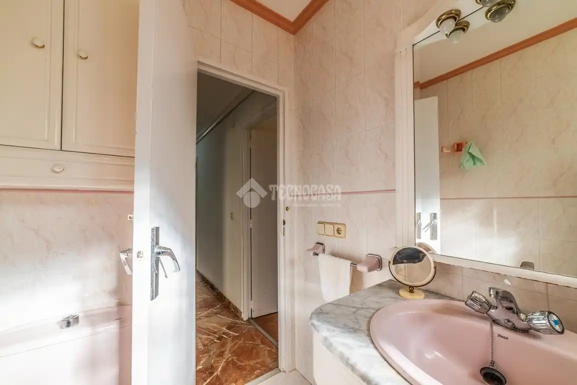 Baño de Piso en venta en Sevilla con Calefacción y Terraza