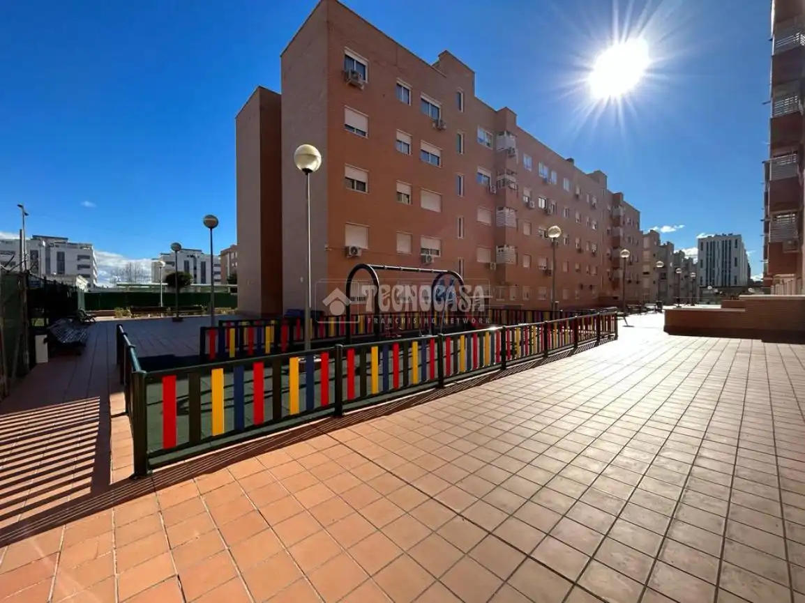 Vista exterior de Piso en venta en Parla con Calefacción, Trastero y Piscina comunitaria