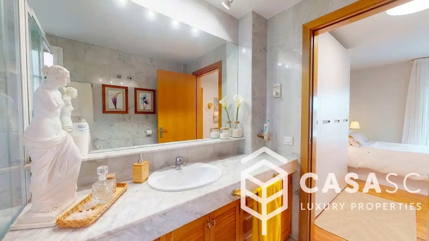 Bathroom of Attic for sale in Sant Cugat del Vallès  with Air Conditioner, Heating and Parquet flooring