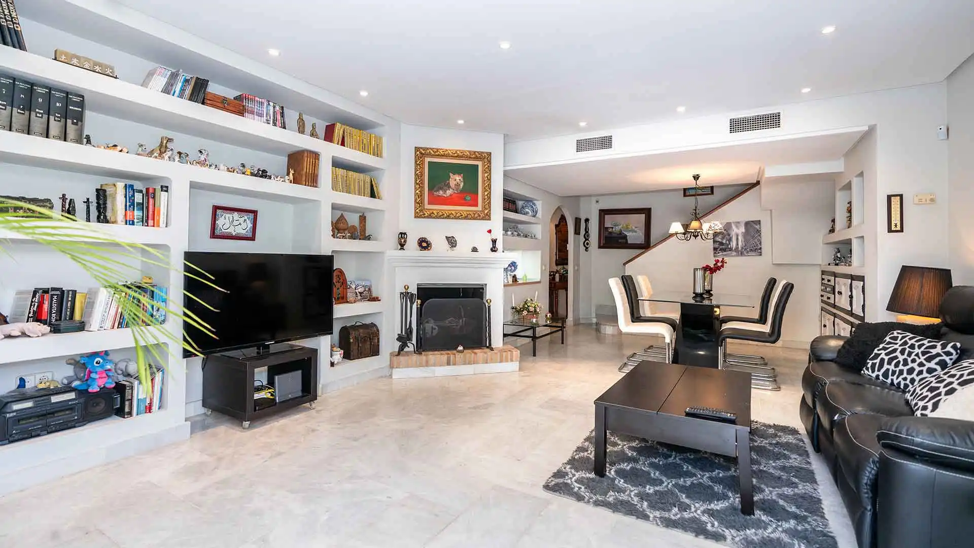 Sala d'estar de Casa adosada en venda en Marbella amb Aire condicionat, Jardí privat i Terrassa