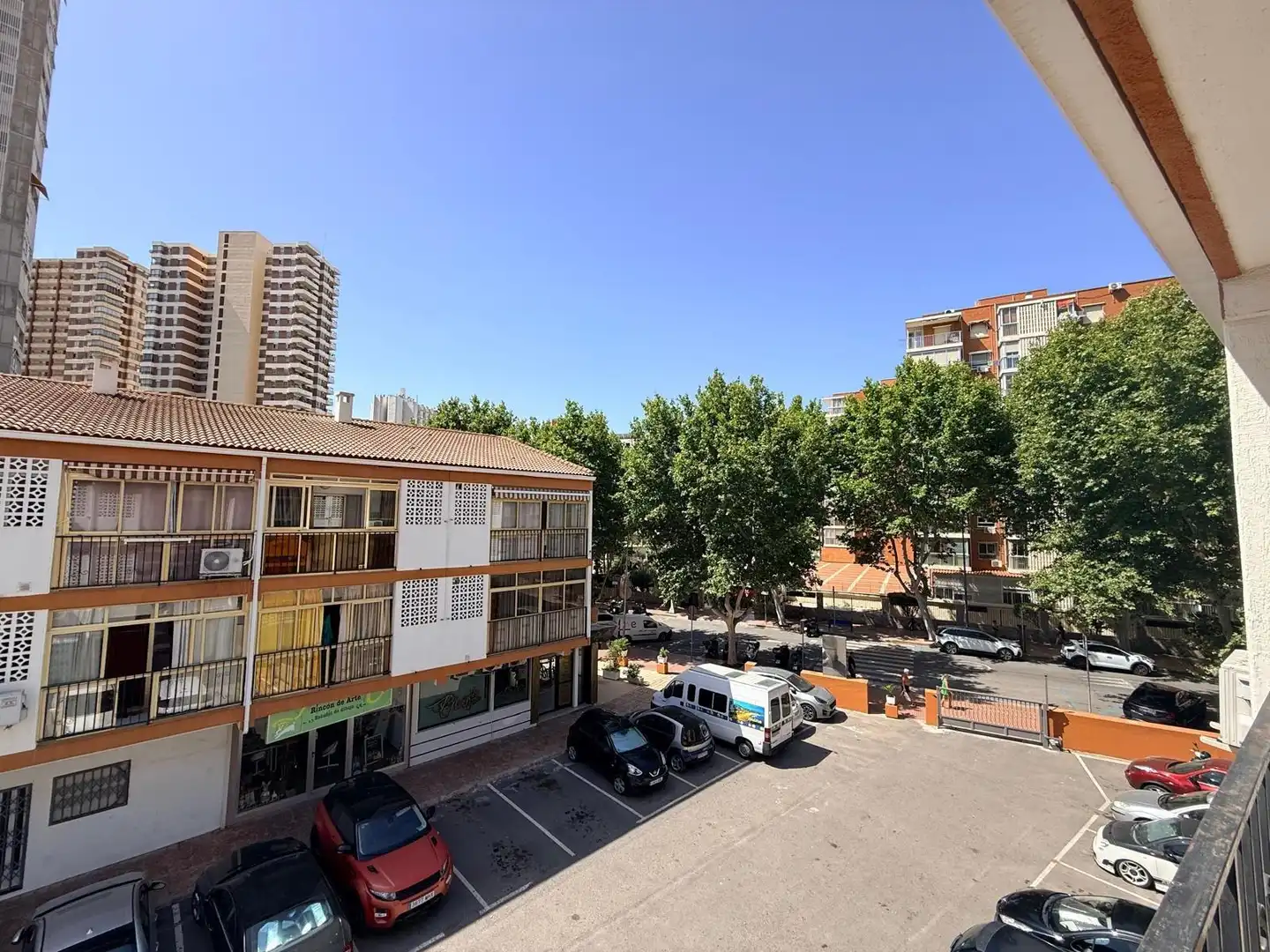 Vista exterior de Apartament en venda en Benidorm amb Jardí privat, Terrassa i Moblat