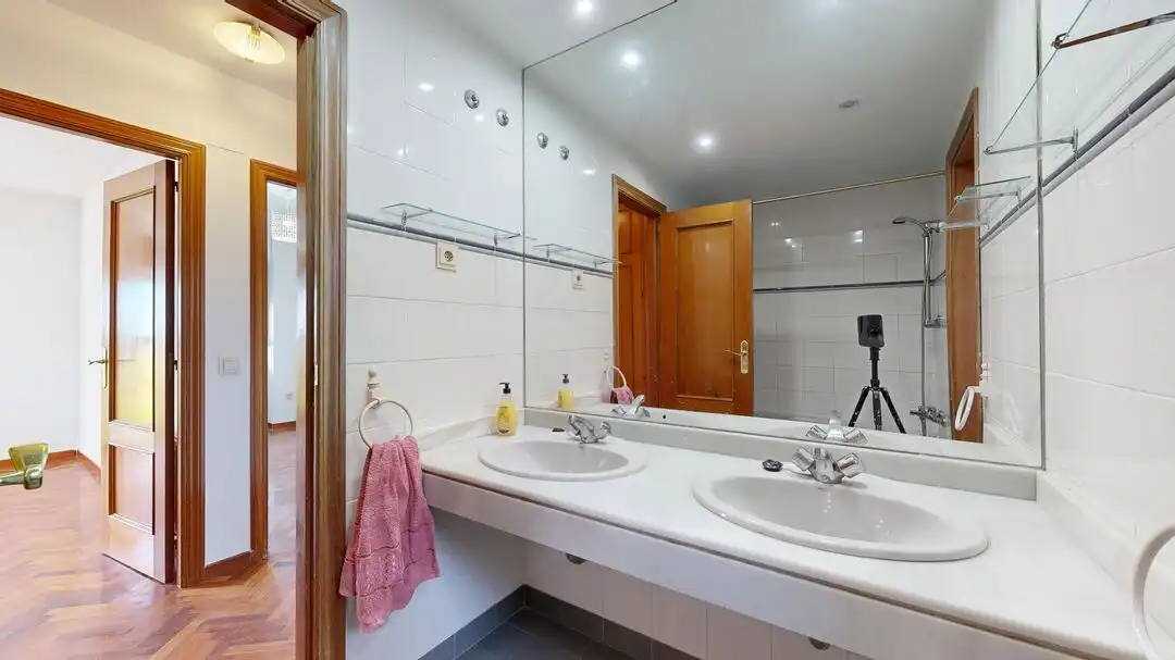 Bathroom of Flat for rent in Madrid  with Air Conditioner, Heating and Private garden
