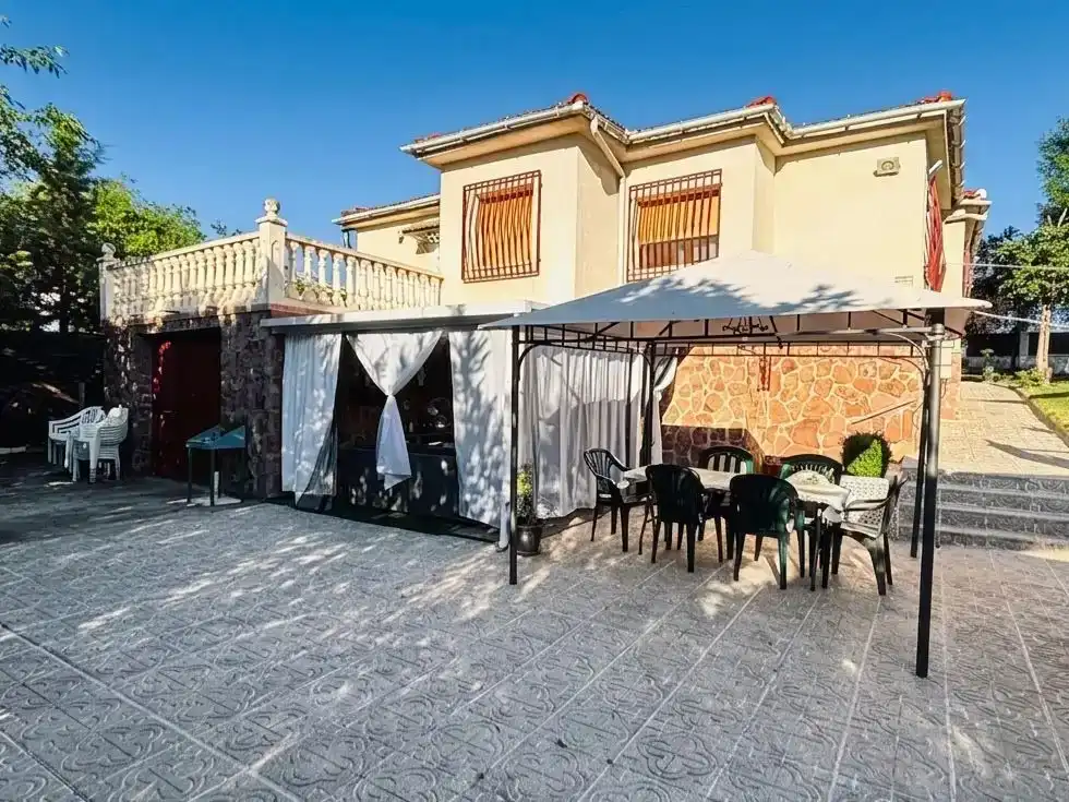 Terrassa de Casa o xalet en venda en El Casar de Escalona amb Aire condicionat, Piscina i Balcó