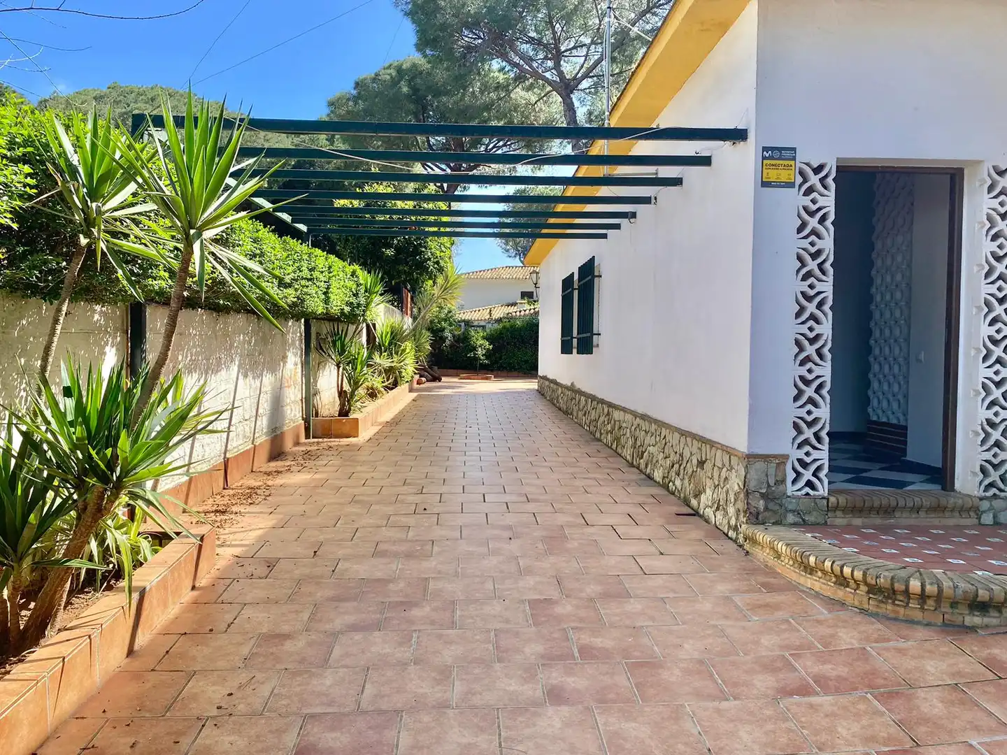 Vista exterior de Casa o xalet en venda en Alcalá de Guadaira amb Calefacció, Jardí privat i Terrassa