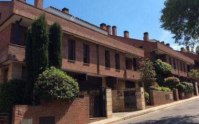 Vista exterior de Casa adosada en venda en Sant Cugat del Vallès amb Terrassa i Balcó