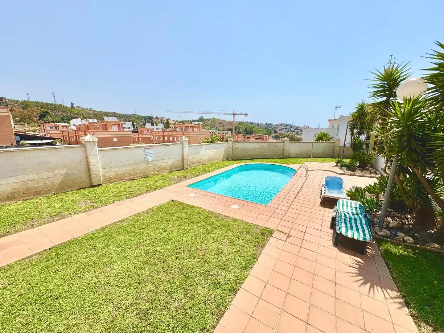 Piscina de Casa adosada en venda en Vélez-Málaga amb Aire condicionat, Jardí privat i Terrassa