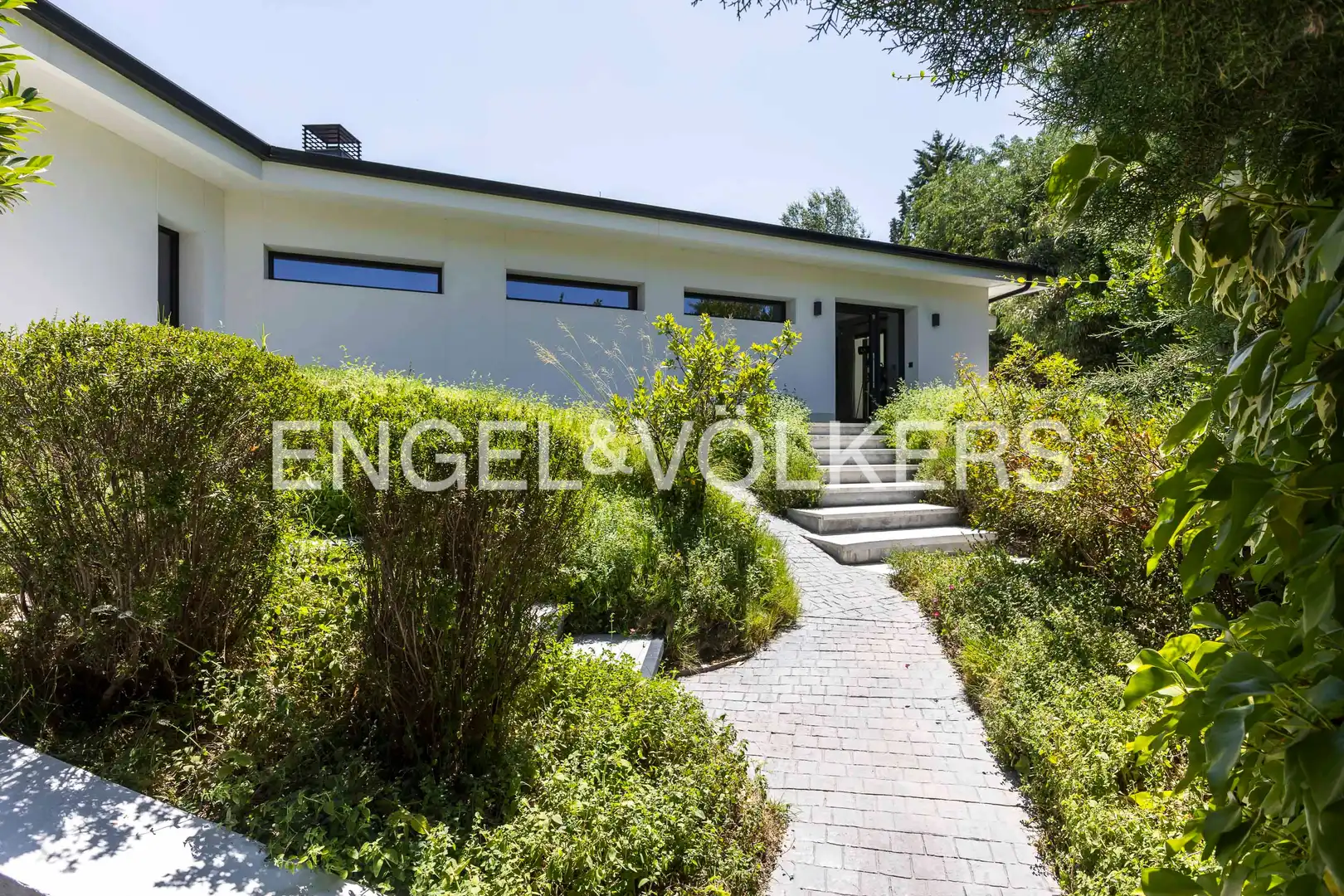 House with pool for sale in Urbanización La Moraleja