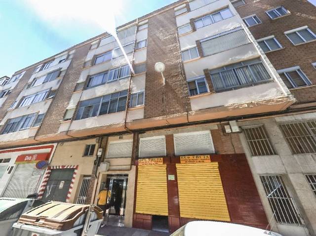 Piso en Venta en C/ Águila en Pajarillos Bajos