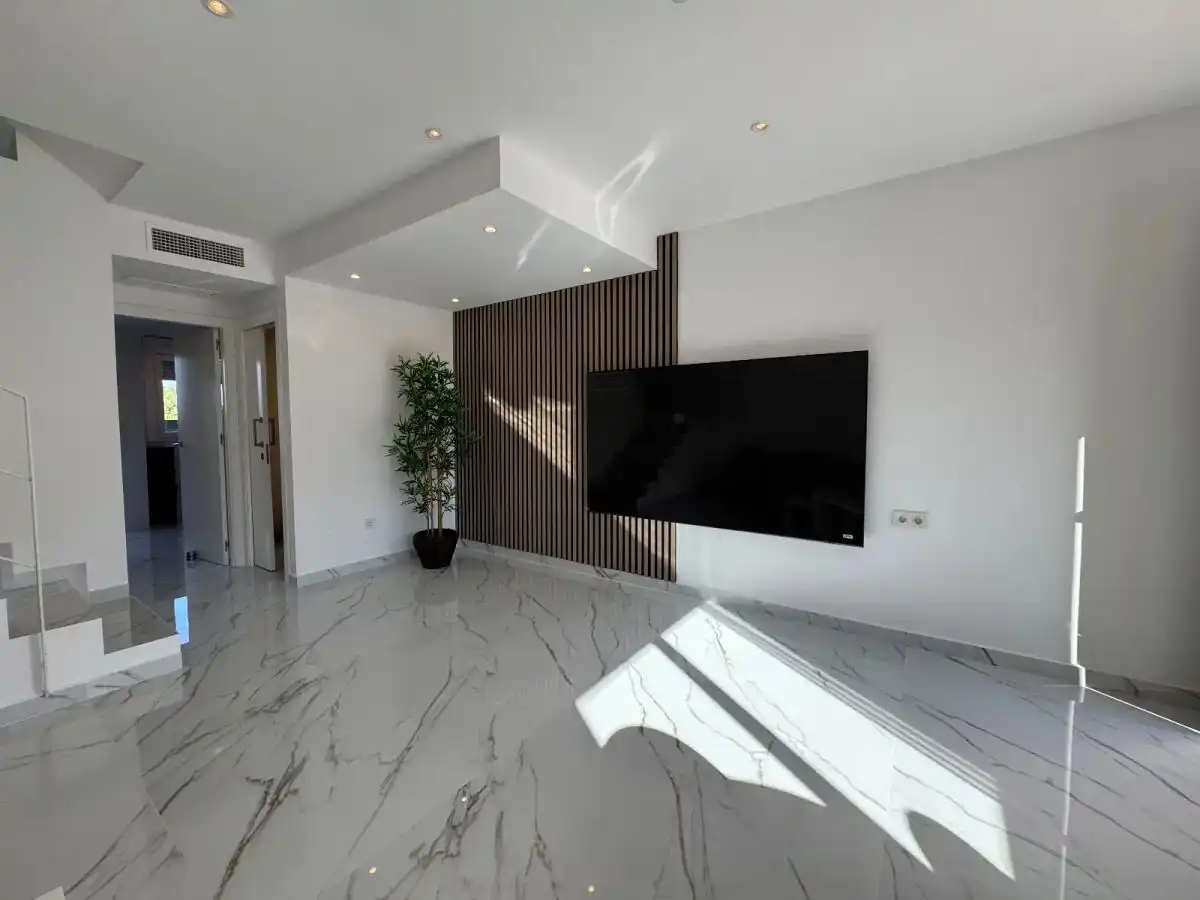 Sala de estar de Casa adosada en venta en Torrevieja con Aire acondicionado, Jardín privado y Amueblado