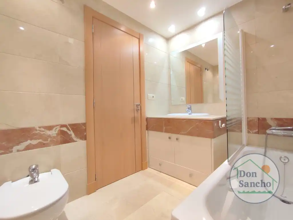 Bathroom of Attic for sale in Valladolid  with Air Conditioner, Heating and Terrace
