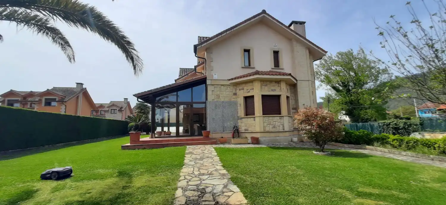 Vista exterior de Casa o xalet en venda en Argoños  amb Calefacció