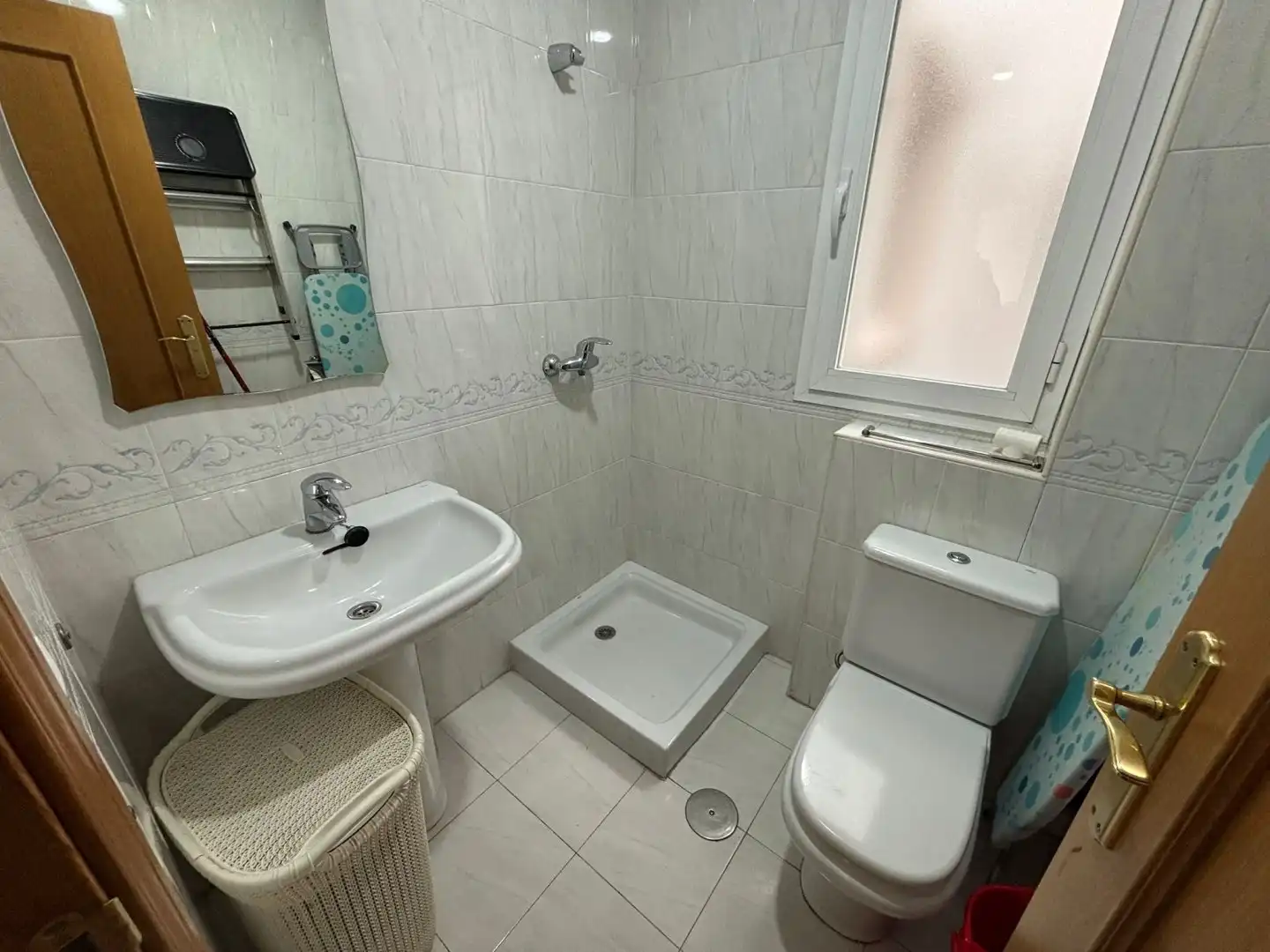 Badezimmer von Wohnung zum Verkauf in Bormujos mit Klimaanlage, Terrasse und Abstellraum
