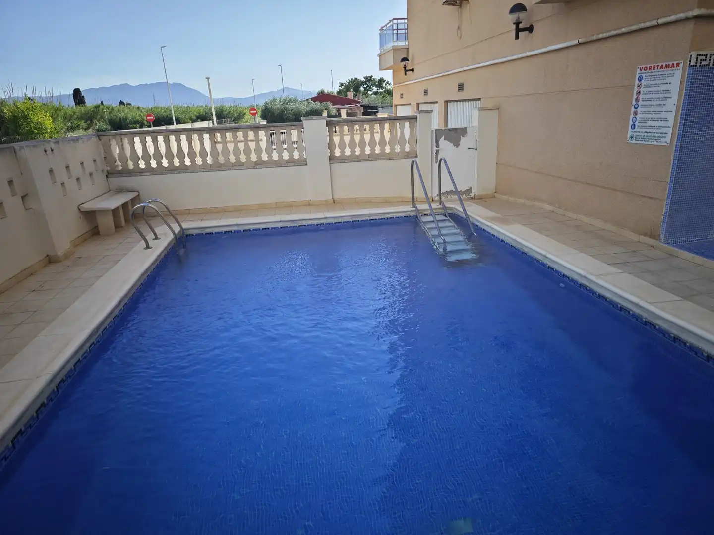 Schwimmbecken von Wohnungen zum Verkauf in Guardamar de la Safor mit Klimaanlage, Heizung und Terrasse