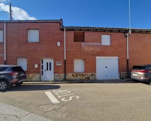 Vista exterior de Casa o xalet en venda en Santa Marina del Rey amb Terrassa