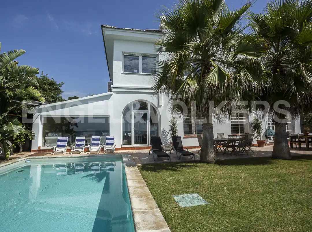 Vista exterior de Casa o xalet en venda en Vilanova i la Geltrú amb Calefacció, Jardí privat i Piscina