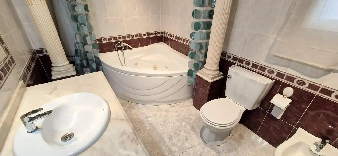 Badezimmer von Erdgeschoss zum Verkauf in Elche / Elx mit Klimaanlage, Terrasse und Abstellraum