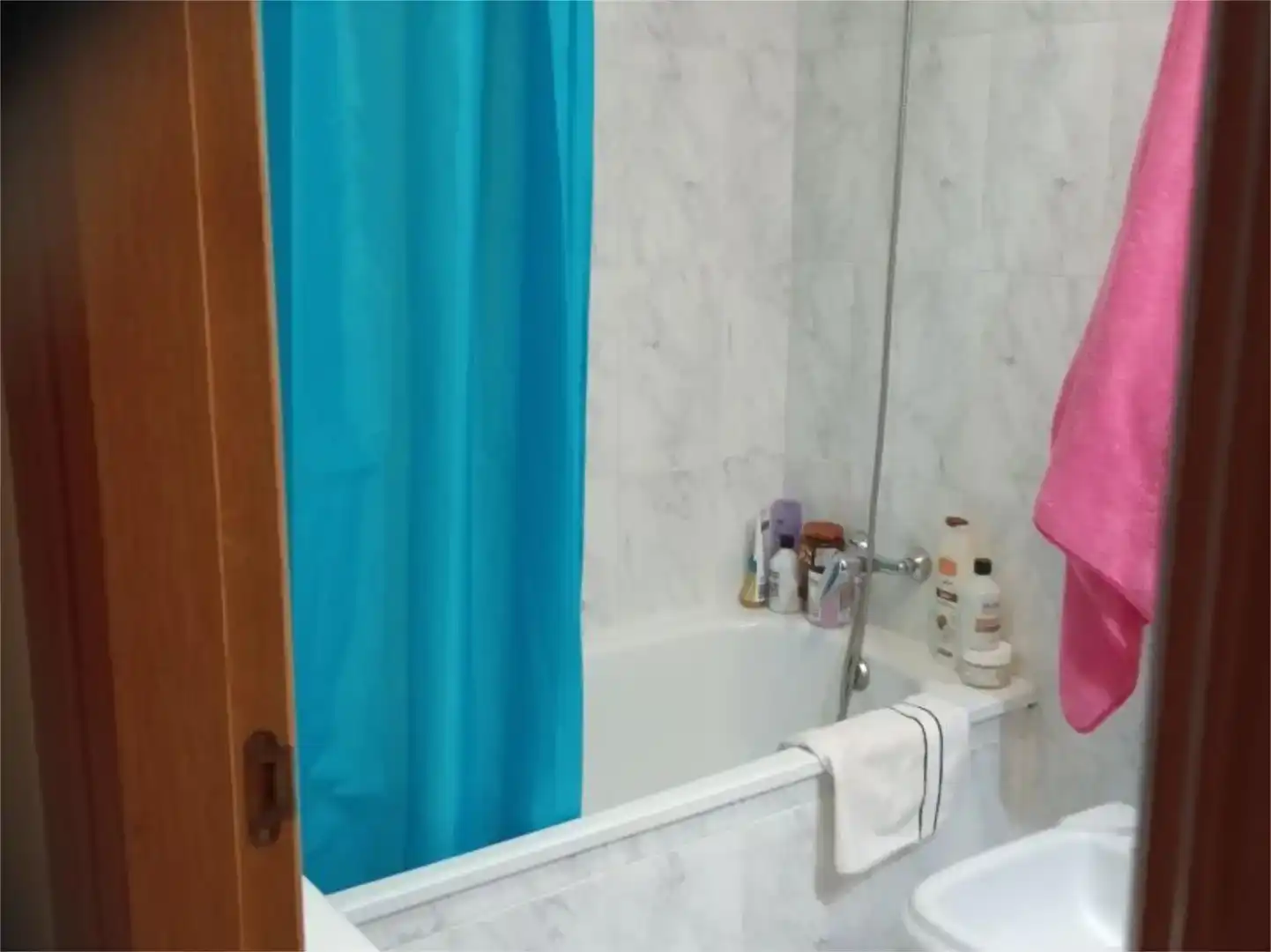 Bathroom of Flat for share in Brunete  with Air Conditioner, Private garden and Parquet flooring