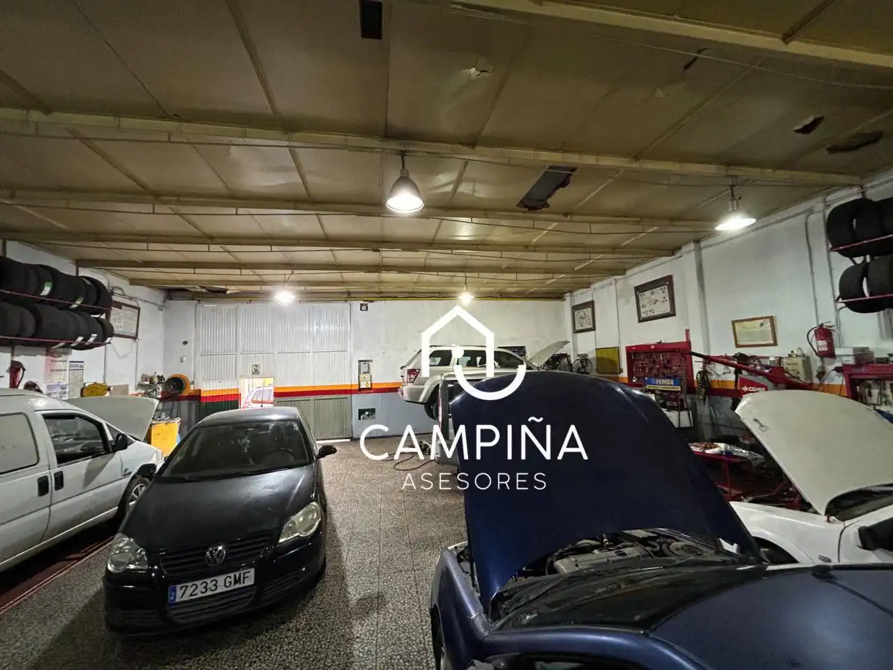 Parkplatz von Fabrikhallen zum Verkauf in Huelva