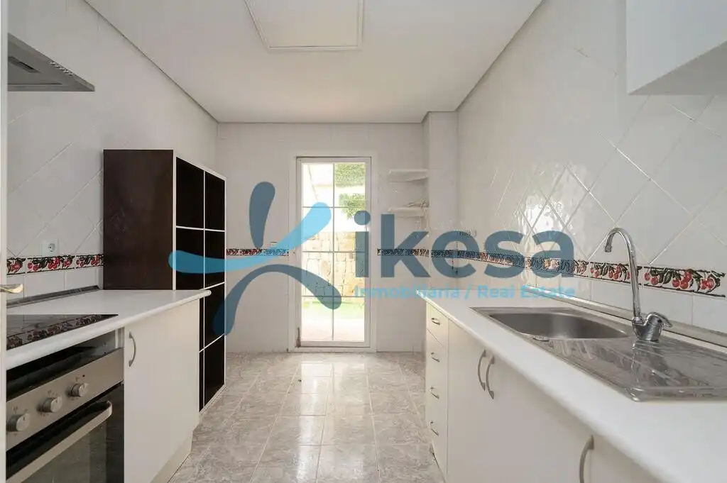 Cuina de Dúplex en venda en Marbella amb Piscina comunitària