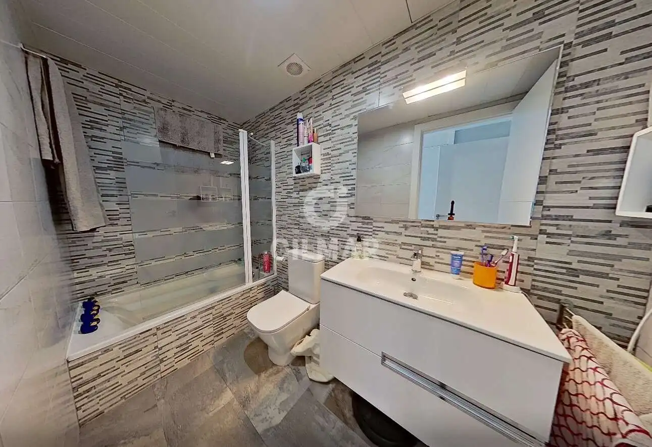 Bathroom of Attic for sale in Madrid  with Heating, Private garden and Storage room