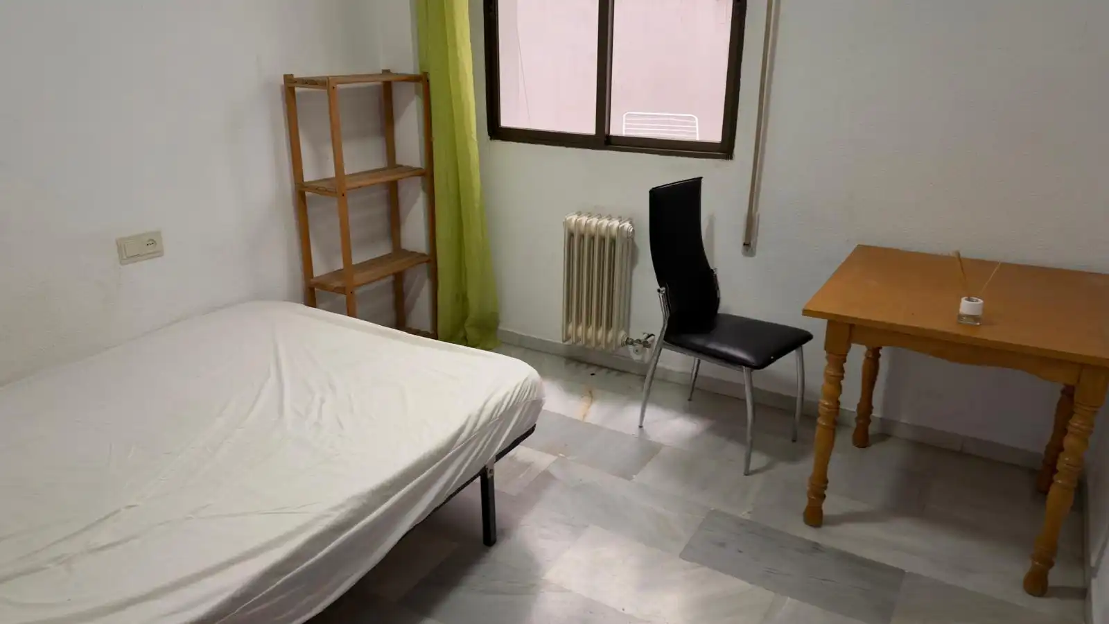 Habitación de Piso para compartir en Granada con Calefacción, Terraza y Amueblado