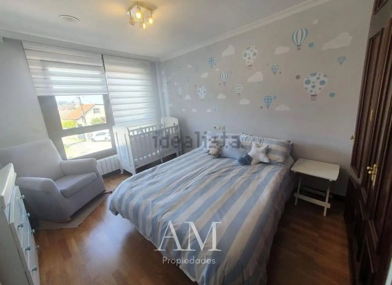Dormitori de Casa o xalet en venda en Vigo  amb Calefacció, Jardí privat i Terrassa
