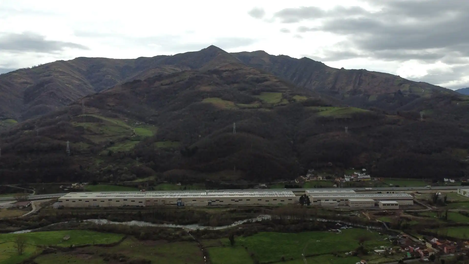 Vista exterior de Finca rústica en venda en Lena amb Jardí privat, Traster i Balcó