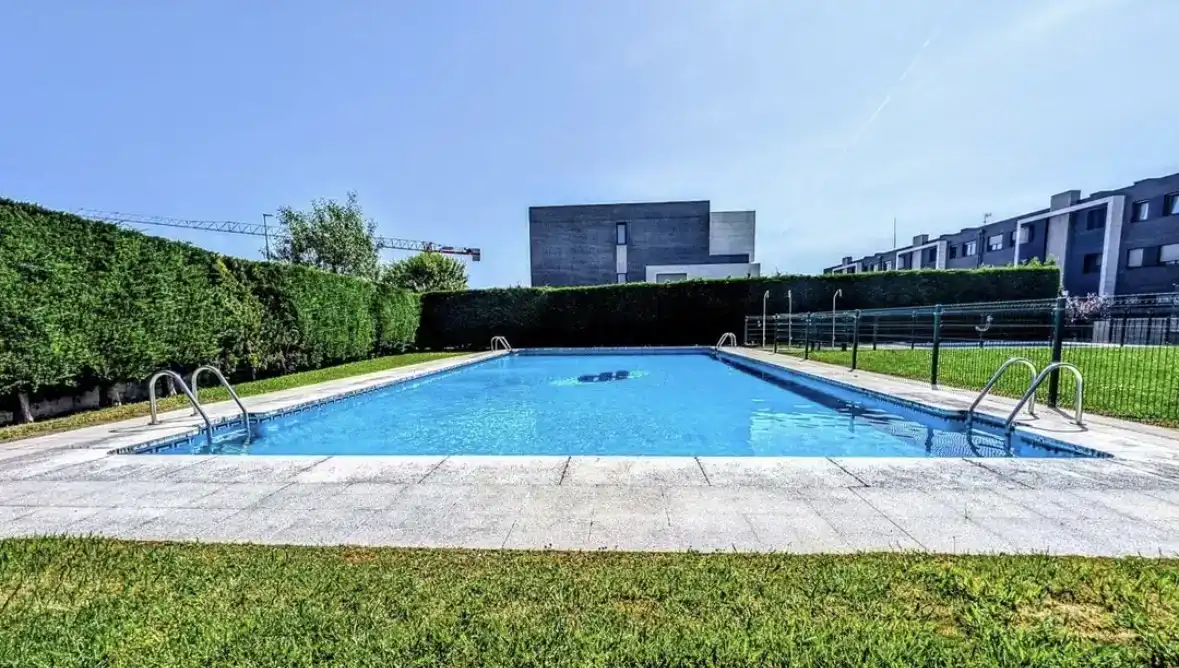 Piscina de Planta baixa en venda en Santander amb Piscina