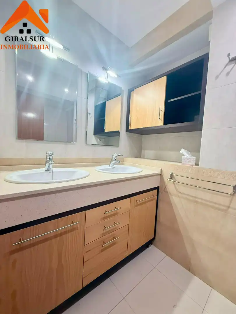 Bathroom of Flat for sale in Sevilla  with Air Conditioner