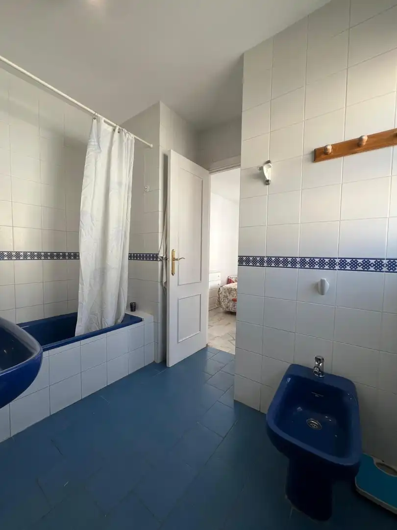 Bany de Casa adosada en venda en Fuengirola amb Aire condicionat, Jardí privat i Terrassa