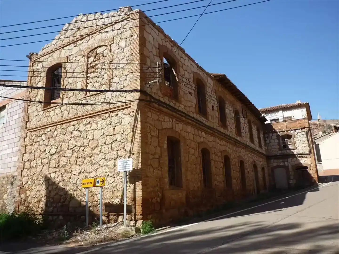 Vista exterior de Casa adosada en venda en Alfambra