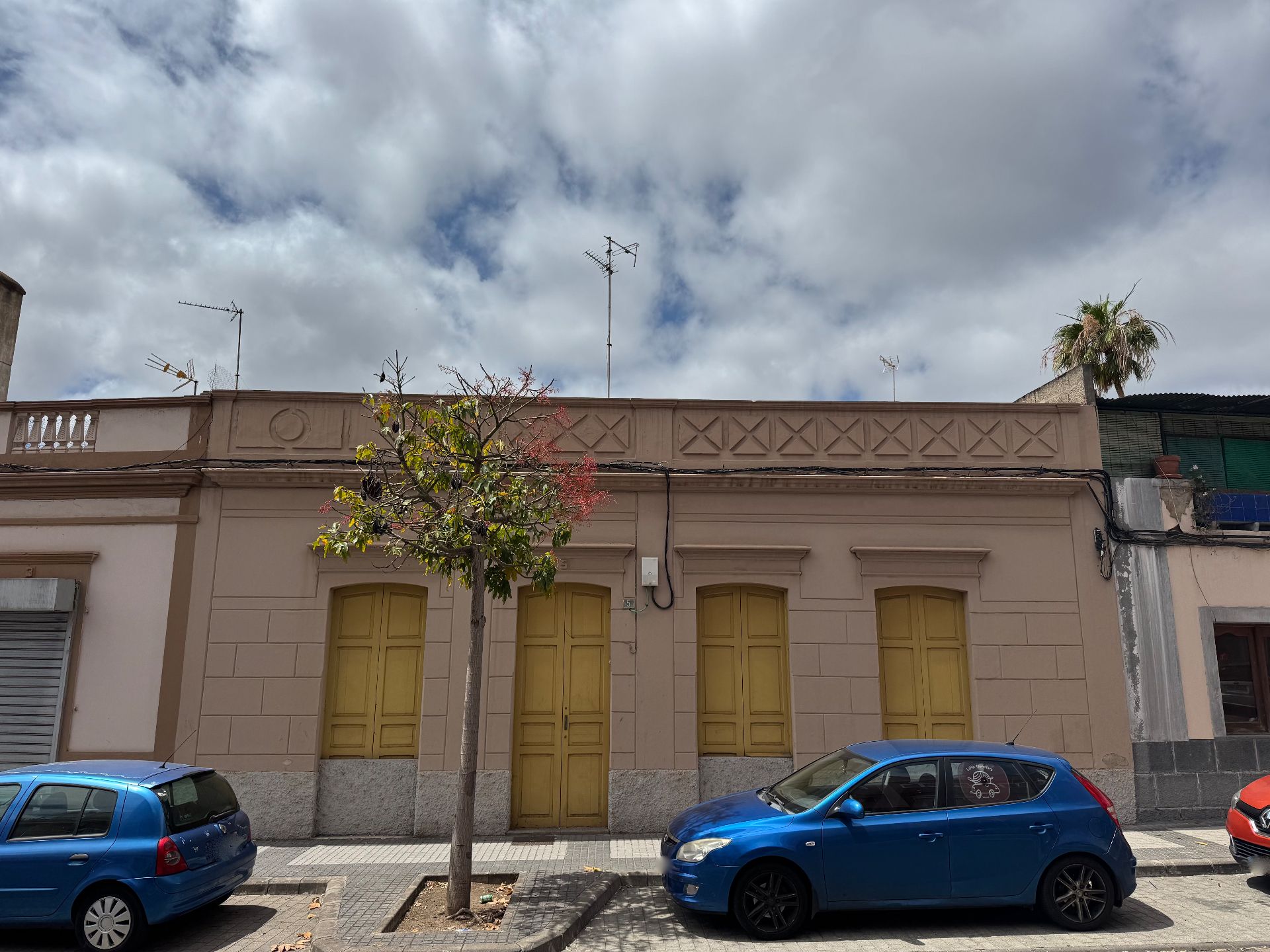 Vista exterior de Casa o xalet en venda en Las Palmas de Gran Canaria amb Jardí privat i Balcó