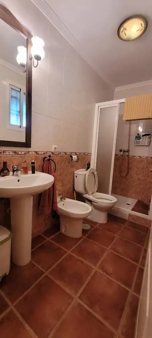 Bany de Casa adosada en venda en Los Barrios amb Aire condicionat, Jardí privat i Terrassa