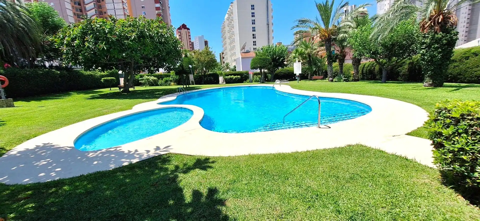 Schwimmbecken von Einfamilien-Reihenhaus zum Verkauf in Benidorm mit Klimaanlage, Privatgarten und Terrasse