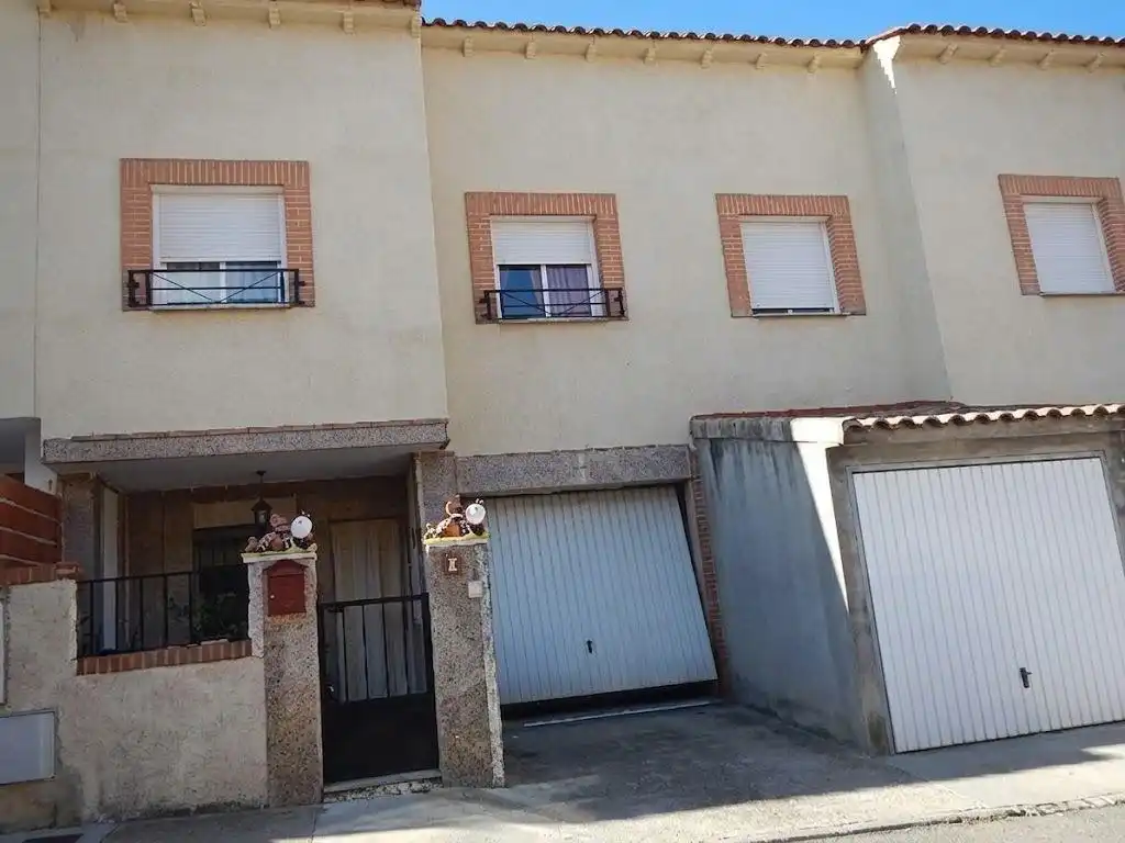 Adossat amb jardí en venda a Magán