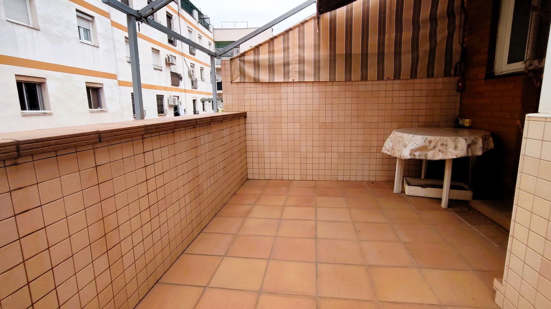 Terrassa de Casa adosada en venda en Cornellà de Llobregat amb Aire condicionat, Parquet i Terrassa
