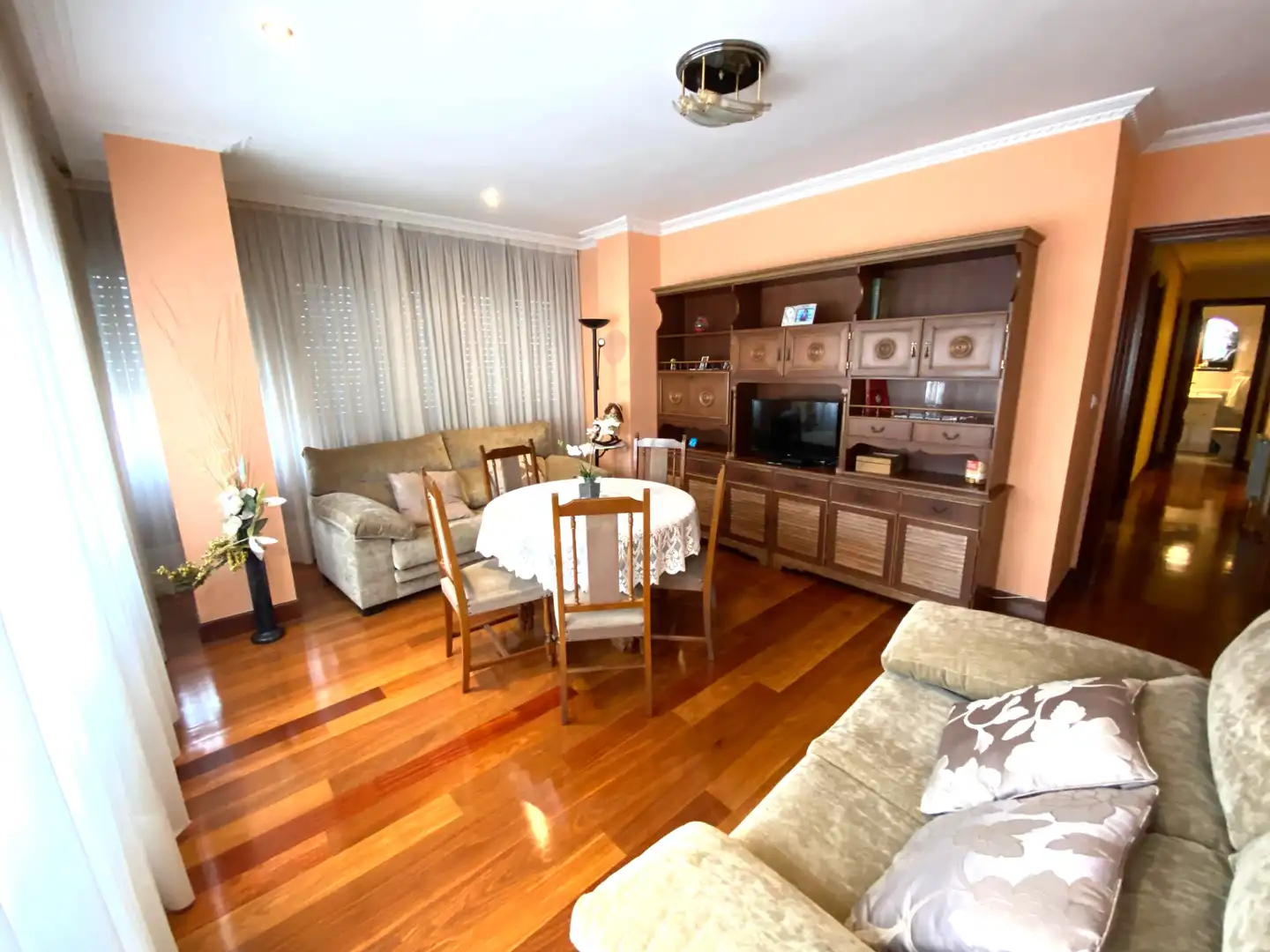 Sala de estar de Piso en venta en Castro-Urdiales con Horno, Lavadora y Microondas