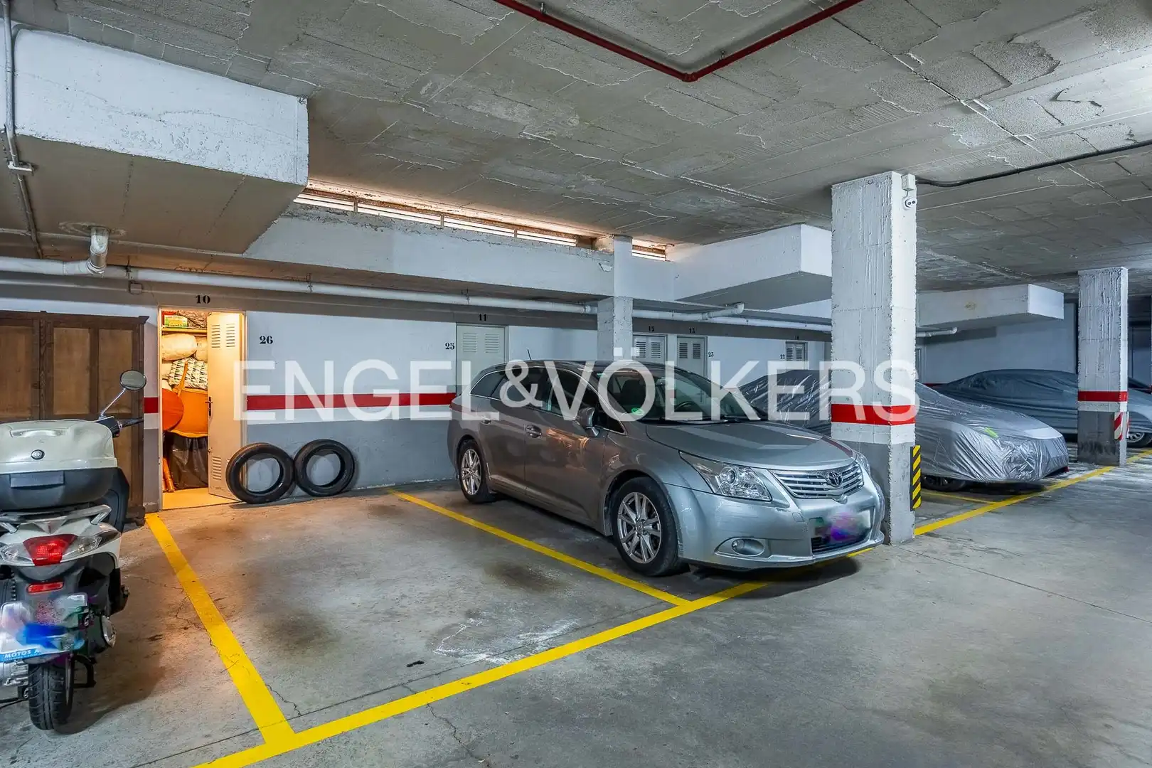 Parking of Flat for sale in Sevilla  with Air Conditioner, Heating and Terrace