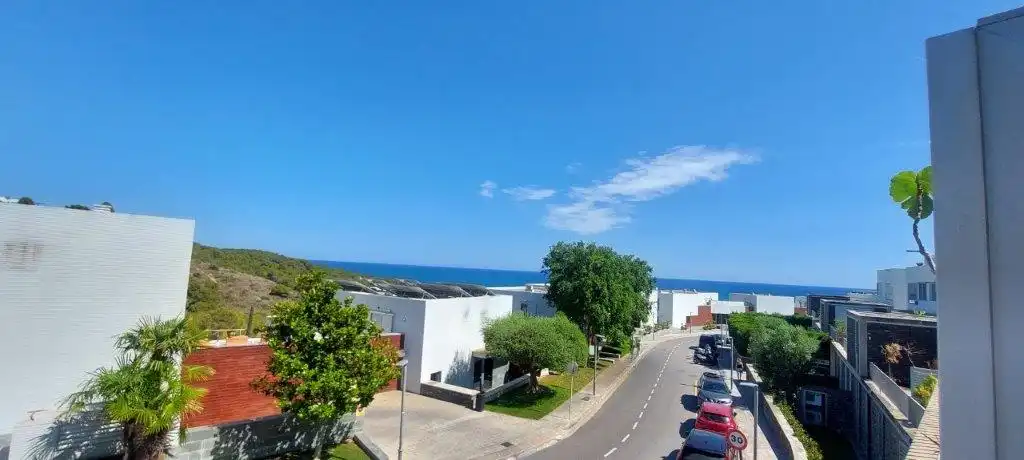 Vista exterior de Dúplex en venda en Sant Pere de Ribes amb Aire condicionat, Calefacció i Jardí privat