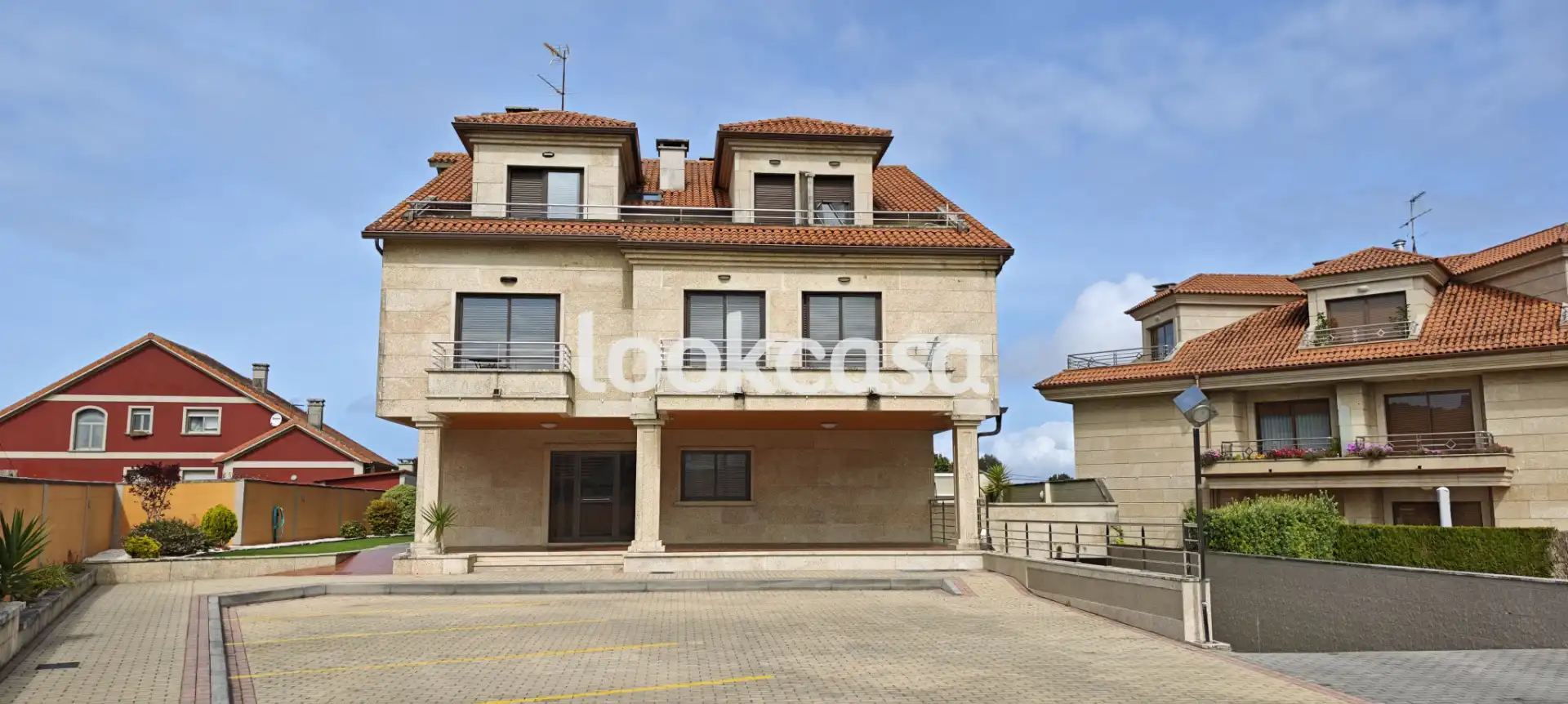 Vista exterior de Ático en venta en Sanxenxo con Calefacción, Jardín privado y Parquet